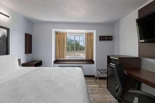 Super 8 by Wyndham Harbison/Parkridge Hospital image 11